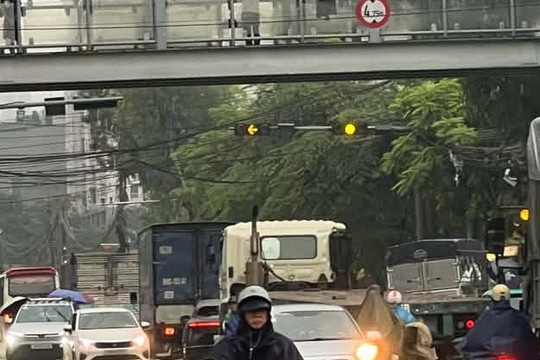 Hà Nội mưa trắng trời, nhiều điểm ngập sâu, một số trường cho nghỉ, học online