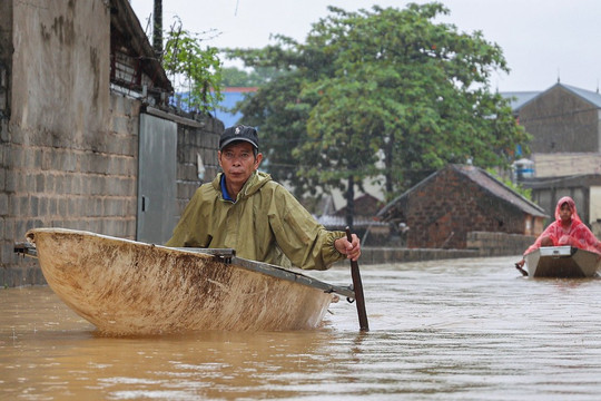 Ngập 3 ngày chưa rút, người dân ngoại thành Hà Nội chèo thuyền đi lại giữa làng