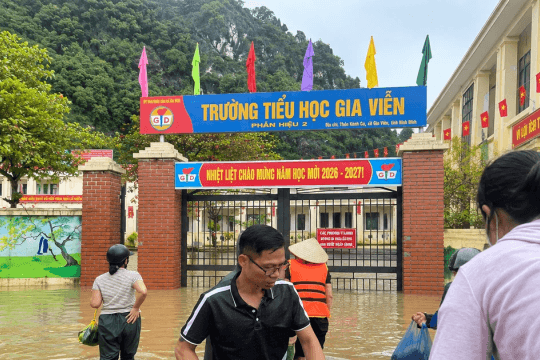 Lũ dâng cao, một số trường học ở Ninh Bình bị ngập