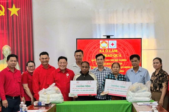 An Giang trao quà hỗ trợ người yếu thế
