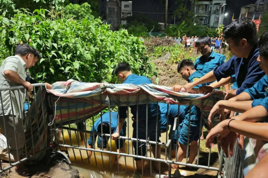 Xuyên đêm tìm kiếm nam sinh nghi mất tích khi qua đường ngập, xe máy mắc miệng cống