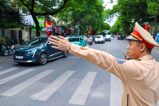 Hà Nội cấm ô tô đi thẳng từ đường Trung Thư đi Trung Văn giờ cao điểm