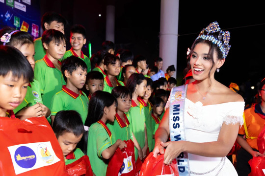 Top 3 Miss World 2026 đón Trung thu cùng thiếu nhi Việt Nam