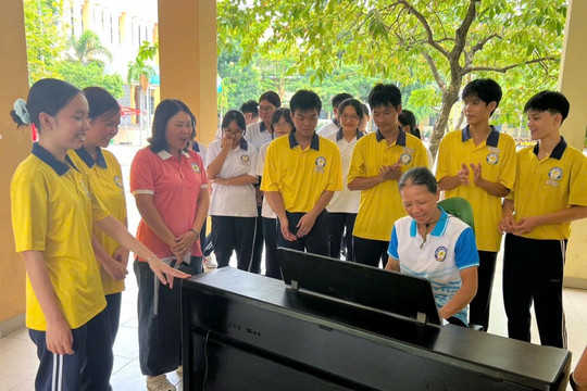 Cô lao công 55 tuổi tự học piano, thành “sao” trong mắt học sinh