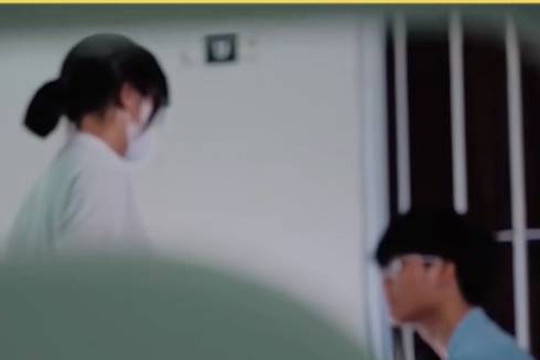 Nghe con nói “có người theo dõi, có camera trên trời”, ông bố tìm hiểu mới phát hiện sự thật đau lòng