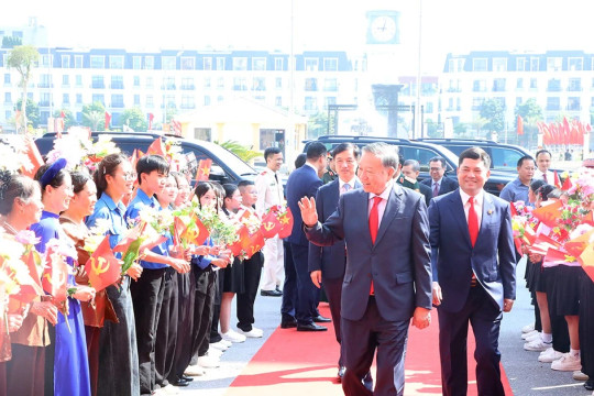 Tổng Bí thư, Chủ tịch nước Tô Lâm tham quan triển lãm mạch nguồn Kinh Bắc