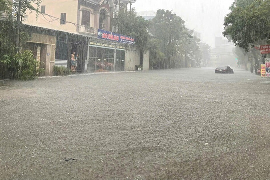 Vì sao Vinh xuất hiện mưa lớn kỷ lục trong hơn 40 năm?