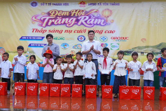 Đêm hội trăng rằm thắp sáng nụ cười học sinh vùng cao Thanh Hóa