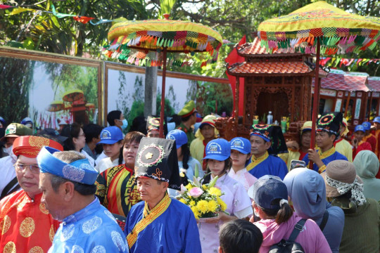 Không dùng công quỹ đi dự lễ hội, không mời cưới trong giờ làm việc