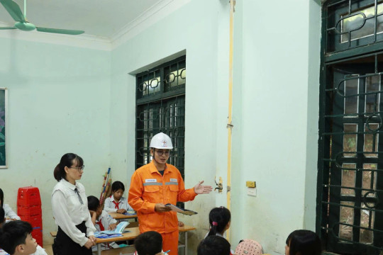 Học sinh Mường Pồn nâng cao kỹ năng sử dụng điện an toàn