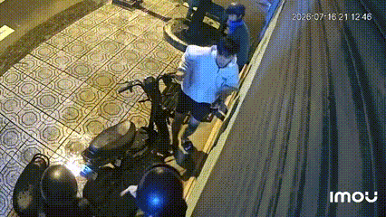 Chủ nhà cho mượn áo mưa, nhóm học sinh gây chú ý vì hành động đẹp