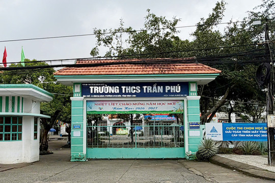 Công an xác minh vụ học sinh lớp 8 bị nhóm bạn đánh trước cổng trường