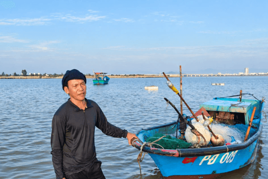 Từ cậu bé theo ghe mưu sinh đến Nhà giáo Ưu tú