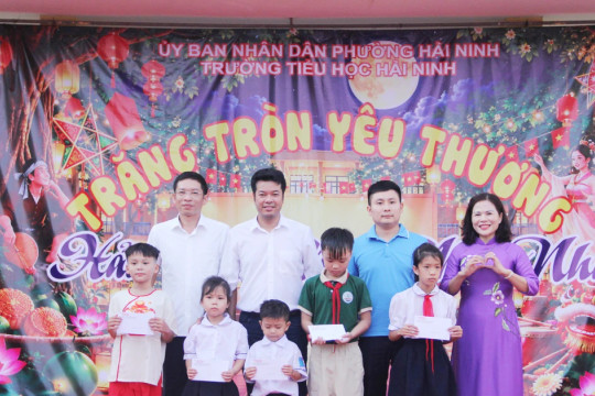 Báo GD&TĐ cùng doanh nghiệp mang yêu thương đến học sinh khó khăn dịp Trung thu