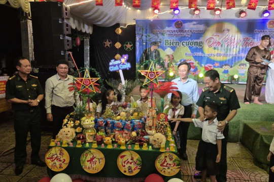 Ấm áp 'Biên cương - Đêm hội trăng rằm' nơi biên giới Quảng Trị
