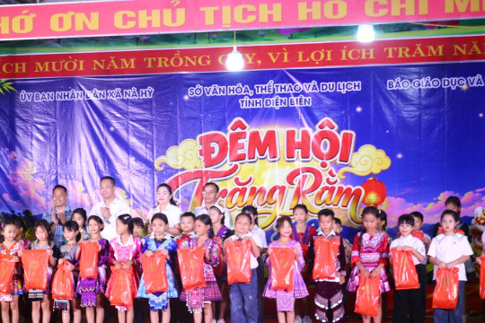 Hơn 1.000 học sinh vùng biên Nà Hỳ đón Trung thu ấm áp