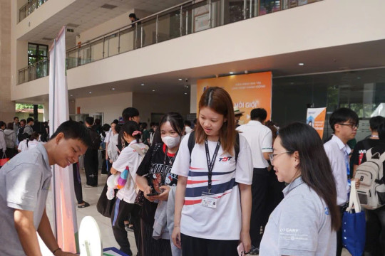 Thị trường tài chính đổi nhanh, sinh viên không thể chỉ có tấm bằng