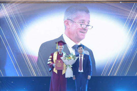 Trường Đại học Luật TPHCM phong tặng Giáo sư danh dự cho nhà khoa học Pháp