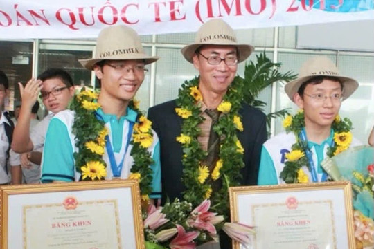 Bức ảnh "huyền thoại" Toán học Việt Nam và 2 học trò bất ngờ gây sốt