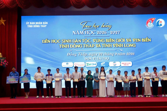 CLB 'Vì Hoàng Sa - Trường Sa thân yêu' trao học bổng tại Đồng Tháp và Vĩnh Long