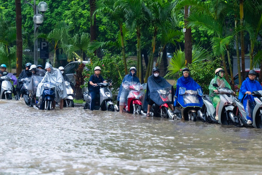Tin mới nhất về đợt mưa to đến rất to tại nhiều tỉnh thành trong 2 ngày tới