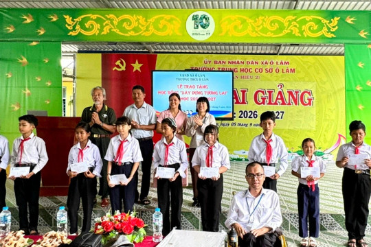 Ấm áp những suất học bổng 'Xây dựng tương lai' tặng HS miền núi An Giang
