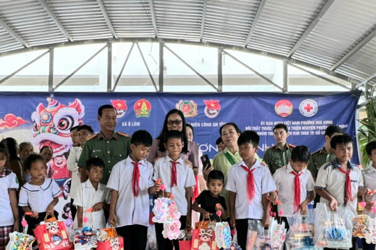 Công an tỉnh An Giang mang Trung thu đến với học sinh Khmer khó khăn