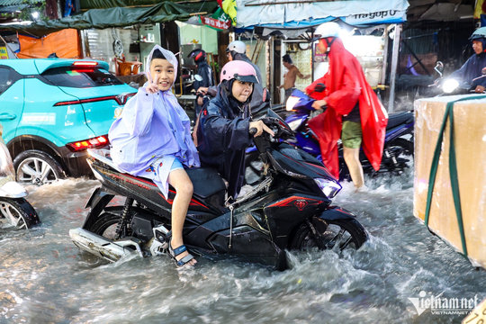 Hiệu trưởng TPHCM cho học sinh đi dép khi mưa, không trừ điểm rèn luyện