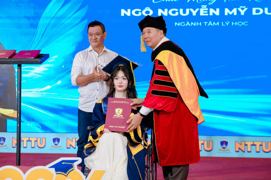 Hơn 2 thập kỷ làm 'đôi chân' cho con gái, ngày tốt nghiệp cha con cùng nhận bằng