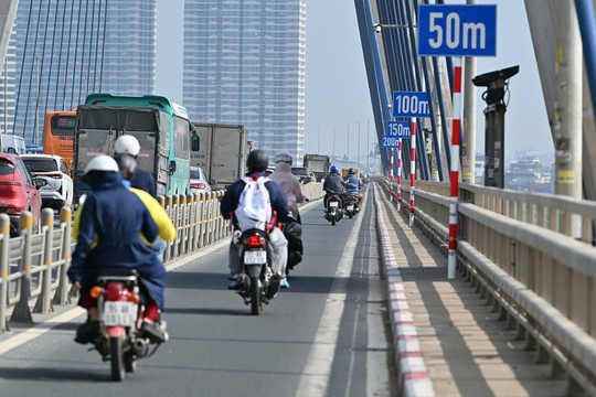 Cầu Nhật Tân được sơn, kẻ loạt biển báo, vạch đo khoảng cách