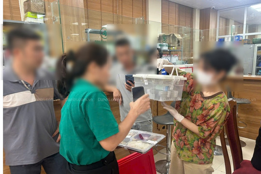 Vụ suất ăn toàn "tóp mỡ": Phụ huynh loay hoay đi kiểm nghiệm mẫu thức ăn