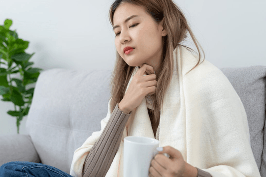 Giao mùa ho, khàn tiếng kéo dài: Coi chừng nguyên nhân đến từ trào ngược dạ dày