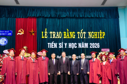 Trường ĐH Y Dược Huế trao bằng cho 8 tân tiến sĩ