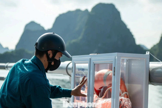 Quảng Ninh giăng 'lưới” áo phao an toàn dọc đường bao biển