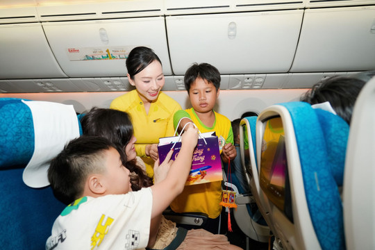 Vietnam Airlines mang sắc màu Trung thu truyền thống lên “Chuyến bay Chạm Trăng”