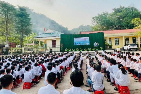 Vượt núi đưa công nghệ đến lớp học vùng cao