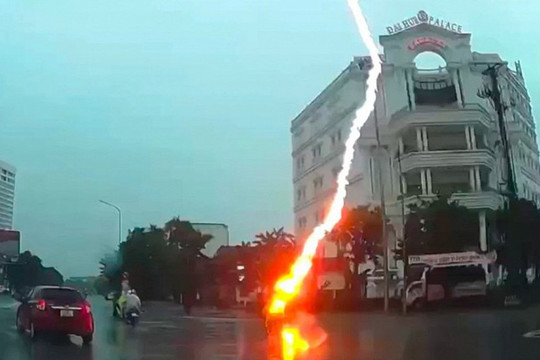 Người phụ nữ bị sét đánh giữa đường: Có một vết thương ở đầu đã được phẫu thuật