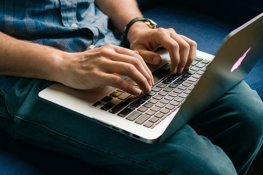 Lời khuyên cho những người hay có thói quen đặt laptop lên đùi