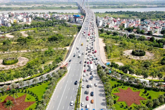 Cầu Nhật Tân trước ngày thí điểm: Dòng xe ùn ứ theo vạch đo cự ly an toàn