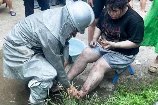 Cháy nhà 5 tầng ở Hà Nội, cảnh sát giải cứu 2 người mắc kẹt