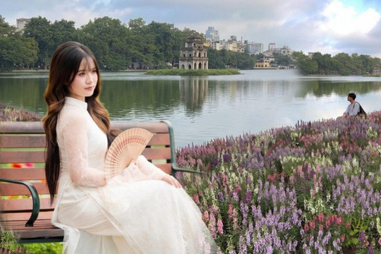 “Quyết không để các nàng thơ nhàm chán”: Hồ Gươm lại thay thảm hoa mới, Hà Nội dạo này thơ thế nhỉ!