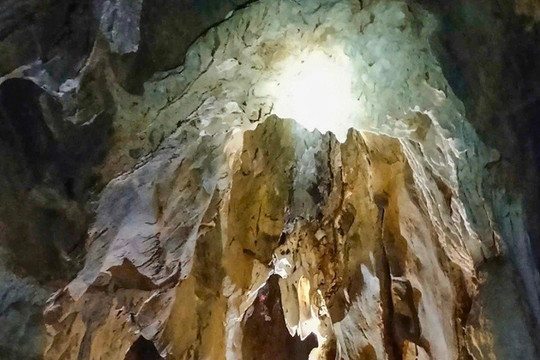 Phát hiện hang động nhiều tầng trong rừng nguyên sinh ở Nghệ An