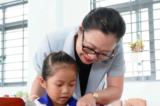 Thứ trưởng Nguyễn Thị Quyên Thanh thăm, động viên cán bộ, giáo viên, học sinh tại An Giang