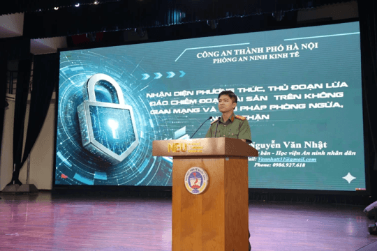 Công an Hà Nội trang bị kỹ năng cho sinh viên trước những 'kịch bản lừa đảo số'