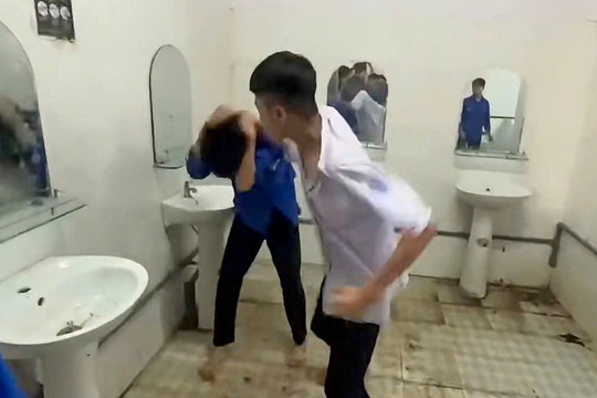Nam sinh lớp 12 ở Lâm Đồng bị bạn học đánh gãy xương cánh mũi