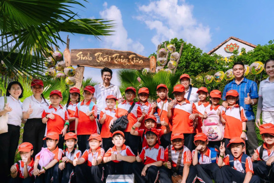 Khi chiếc lá hóa thành đồ chơi, cánh đồng thành lớp học