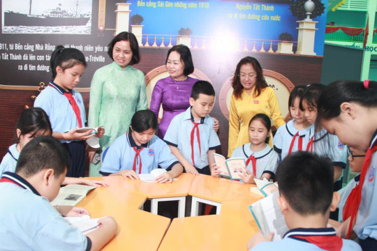Khi việc đọc tiếp tục sau trang sách