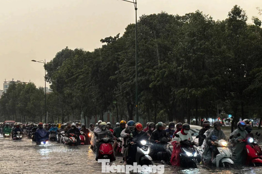 Từ những trận mưa lớn ở TPHCM: Bao giờ đường về nhà hết ngập?