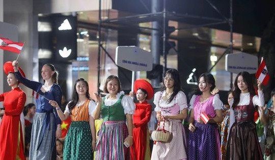 Rực rỡ Lễ hội đường phố 'Sắc màu năm châu'