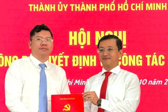 Trao quyết định  của Ban Thường vụ Thành ủy TPHCM về công tác cán bộ